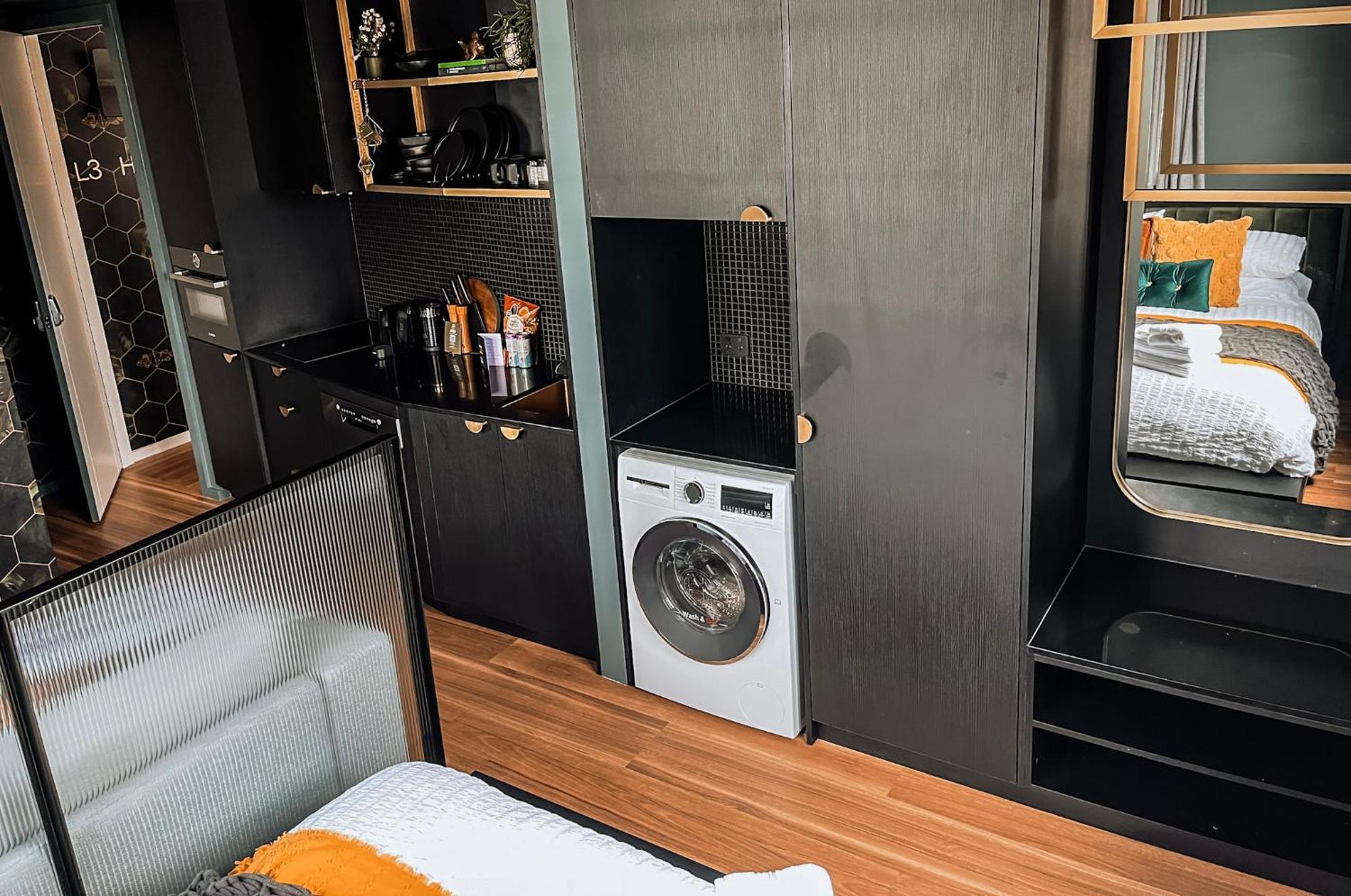 Green Rooms Braddon - Luxury Themed Micro Apartments Inspired By Tiny Home Design Канберра Номер фото