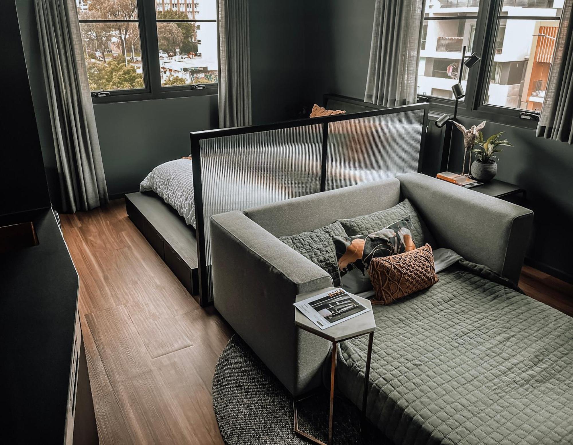 Green Rooms Braddon - Luxury Themed Micro Apartments Inspired By Tiny Home Design Канберра Номер фото