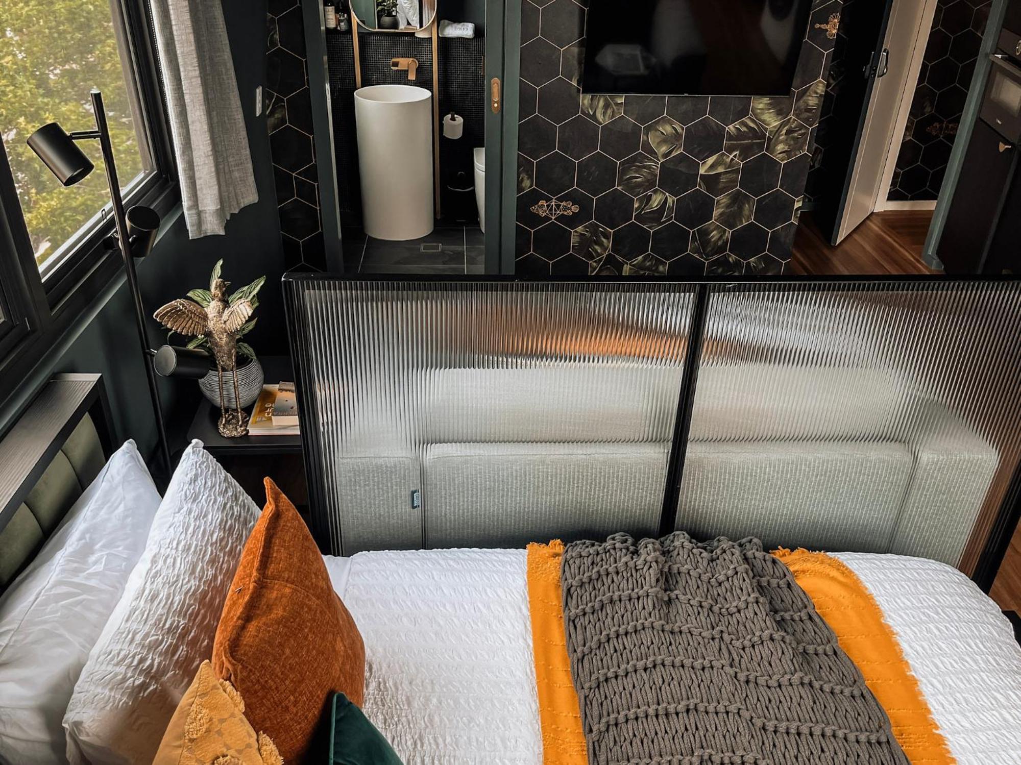 Green Rooms Braddon - Luxury Themed Micro Apartments Inspired By Tiny Home Design Канберра Номер фото