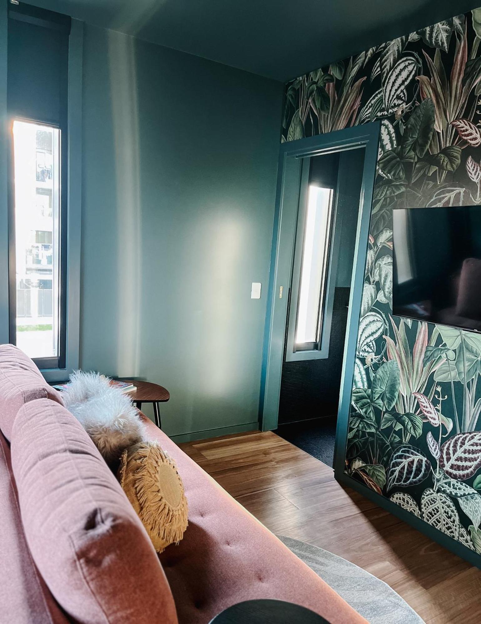 Green Rooms Braddon - Luxury Themed Micro Apartments Inspired By Tiny Home Design Канберра Номер фото