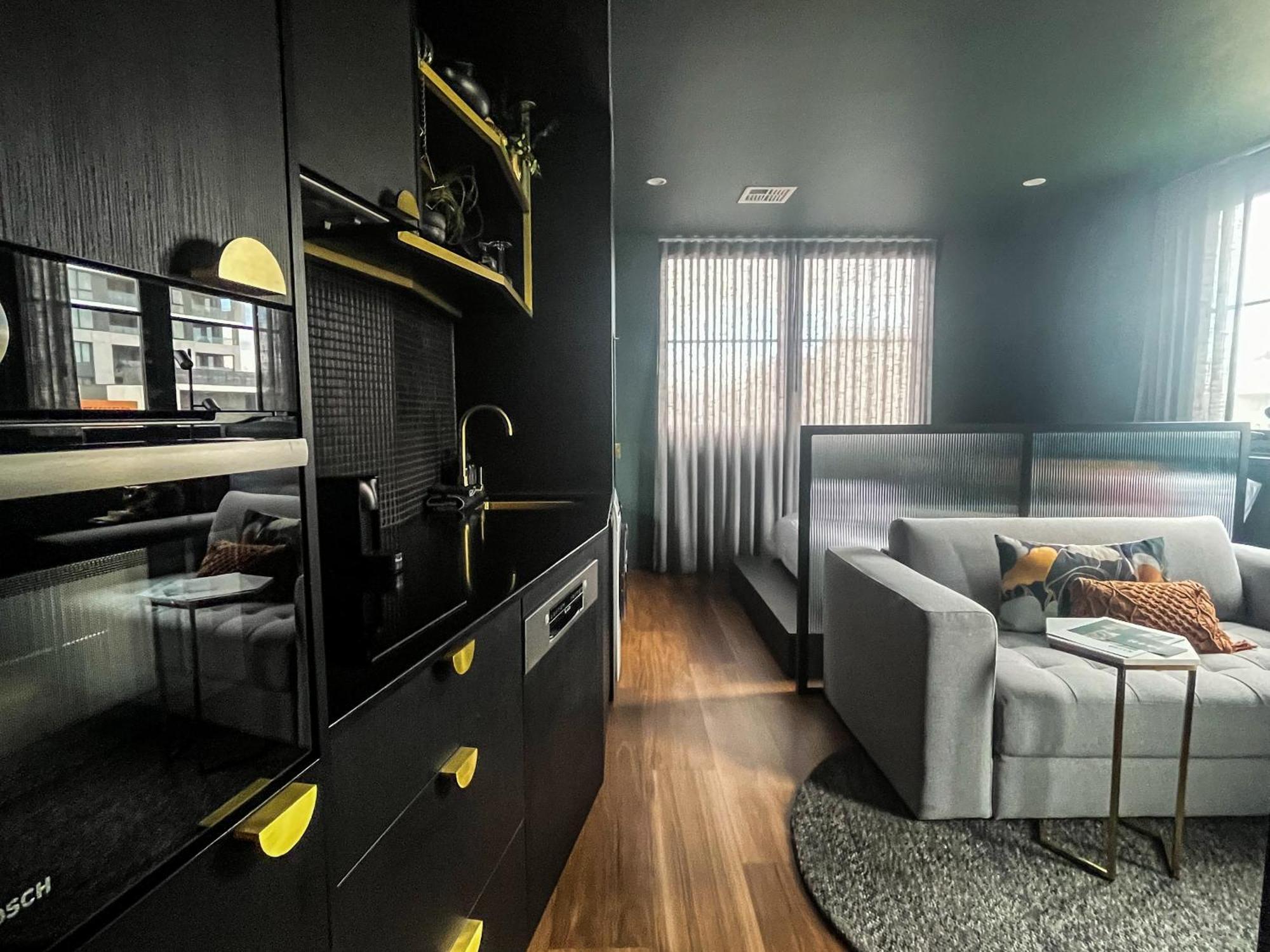 Green Rooms Braddon - Luxury Themed Micro Apartments Inspired By Tiny Home Design Канберра Екстер'єр фото